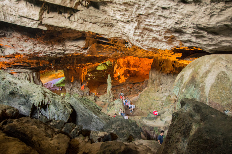 Inside Sung Sot Cave. Photo by Esin Üstün. 